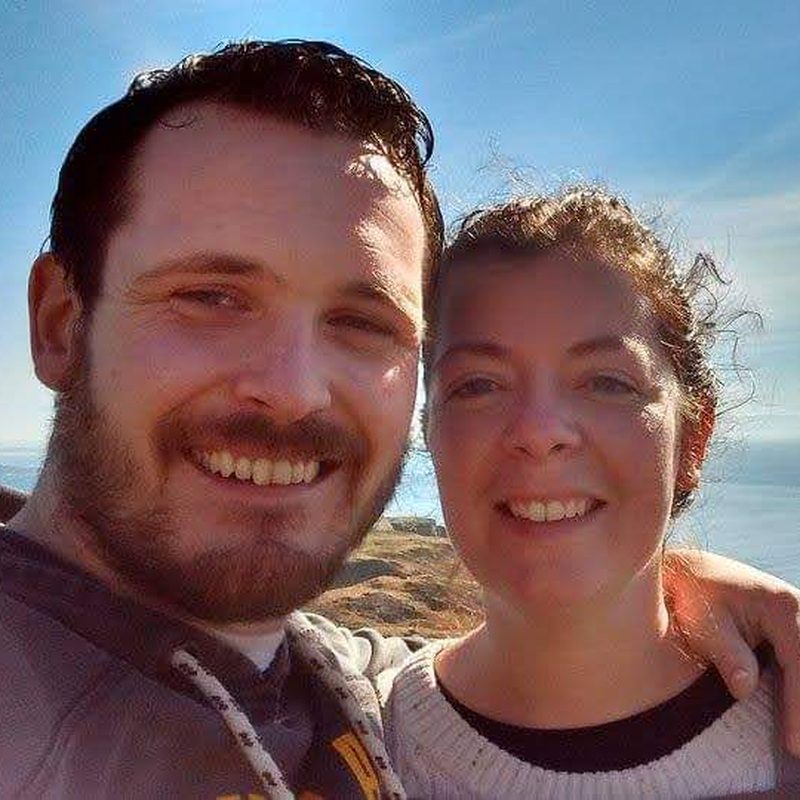 Conor et Corinne sur une falaise au-dessus de la mer