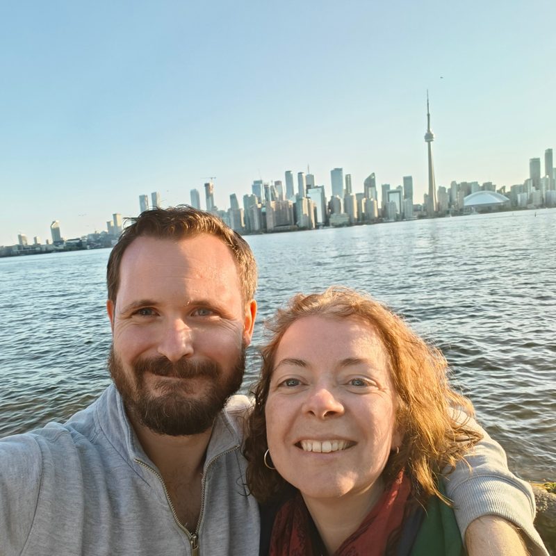 Conor et Corinne devant les gratte-ciel de Toronto