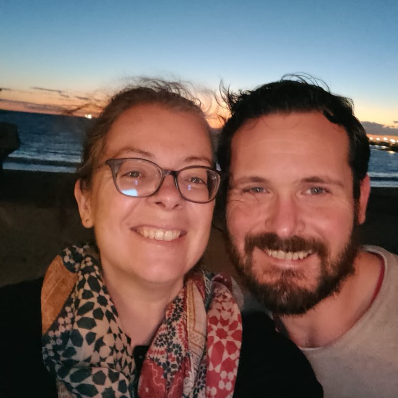 Conor et Corinne au bord de la mer au coucher du soleil