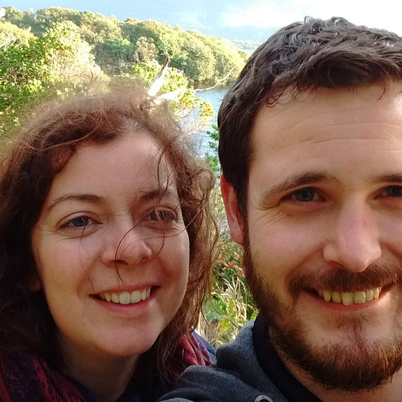 Conor et Corinne au bord d’un lac, entre les arbres